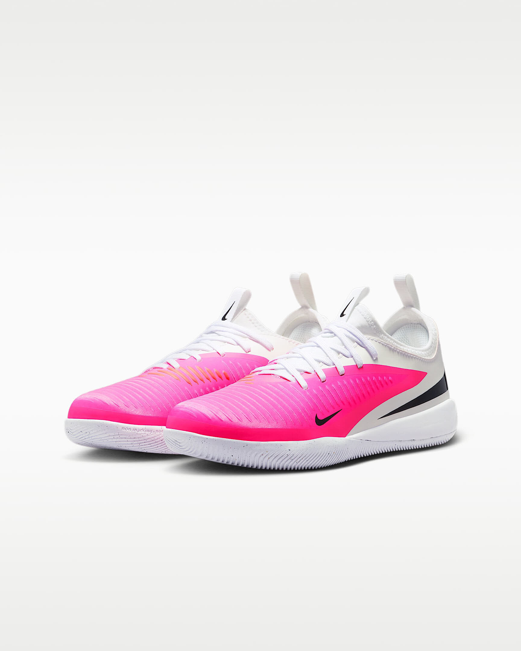 Nike Jr. Phantom 6 Low Academy Fußballschuh für Hallen- und Hartplätze (ältere Kinder)