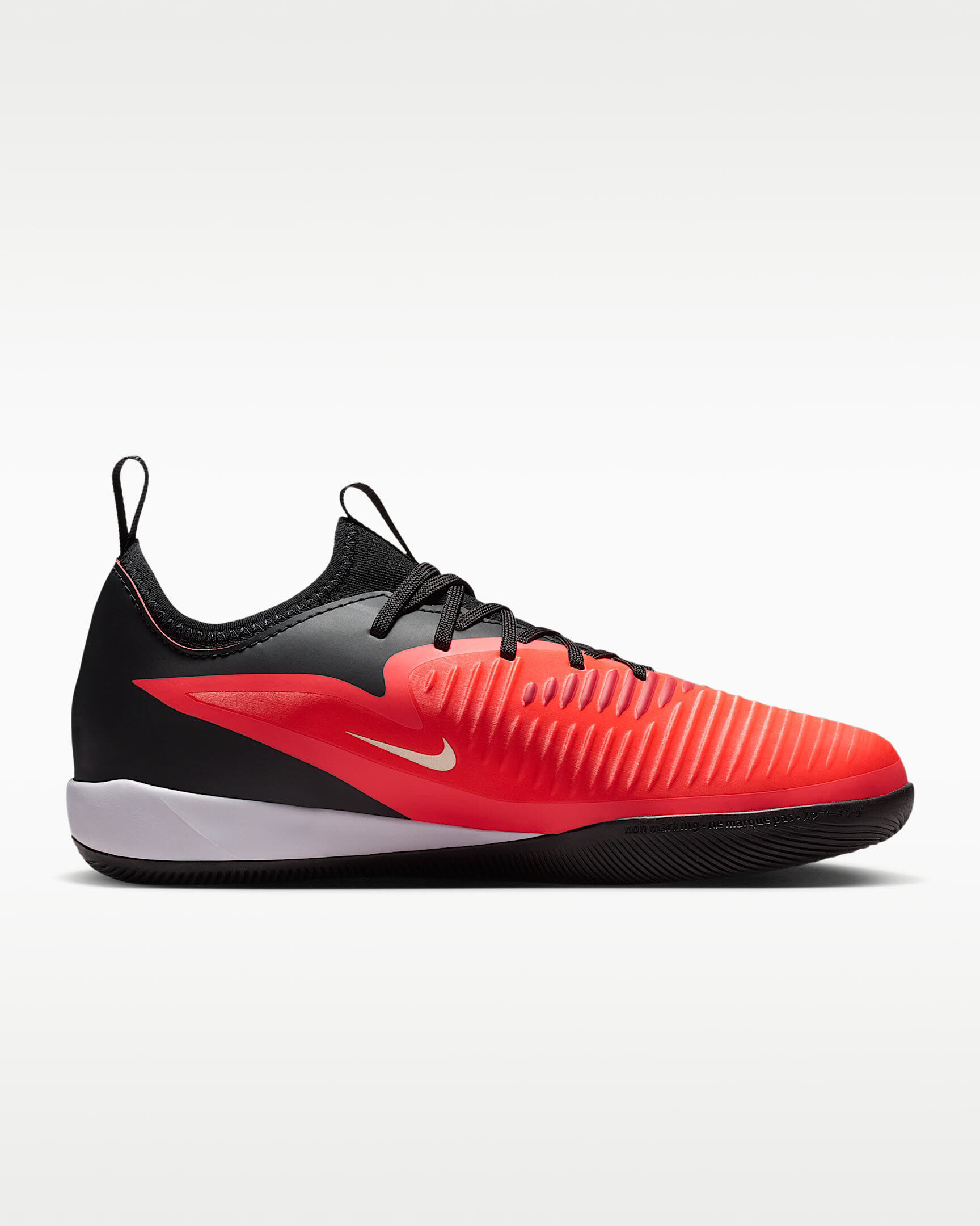 Nike Jr. Phantom 6 Low Academy Fußballschuh für Hallen- und Hartplätze für ältere Kinder