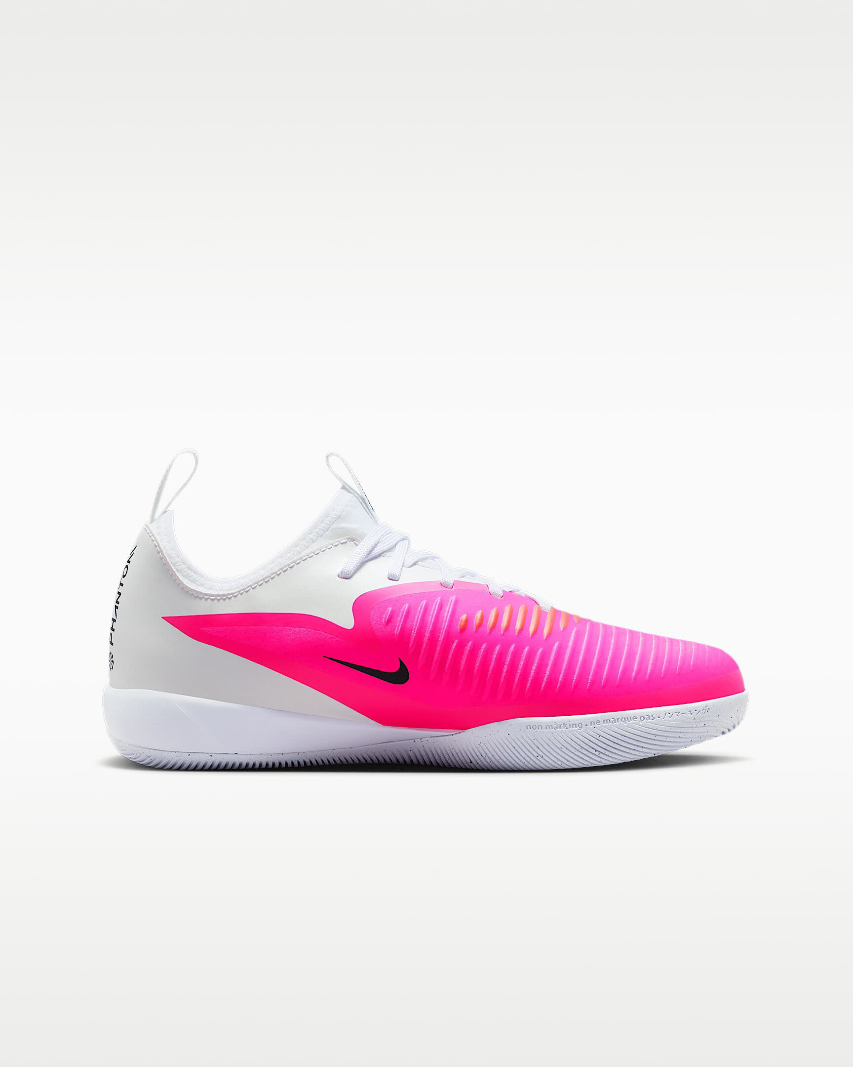 Nike Jr. Phantom 6 Low Academy Fußballschuh für Hallen- und Hartplätze (ältere Kinder)