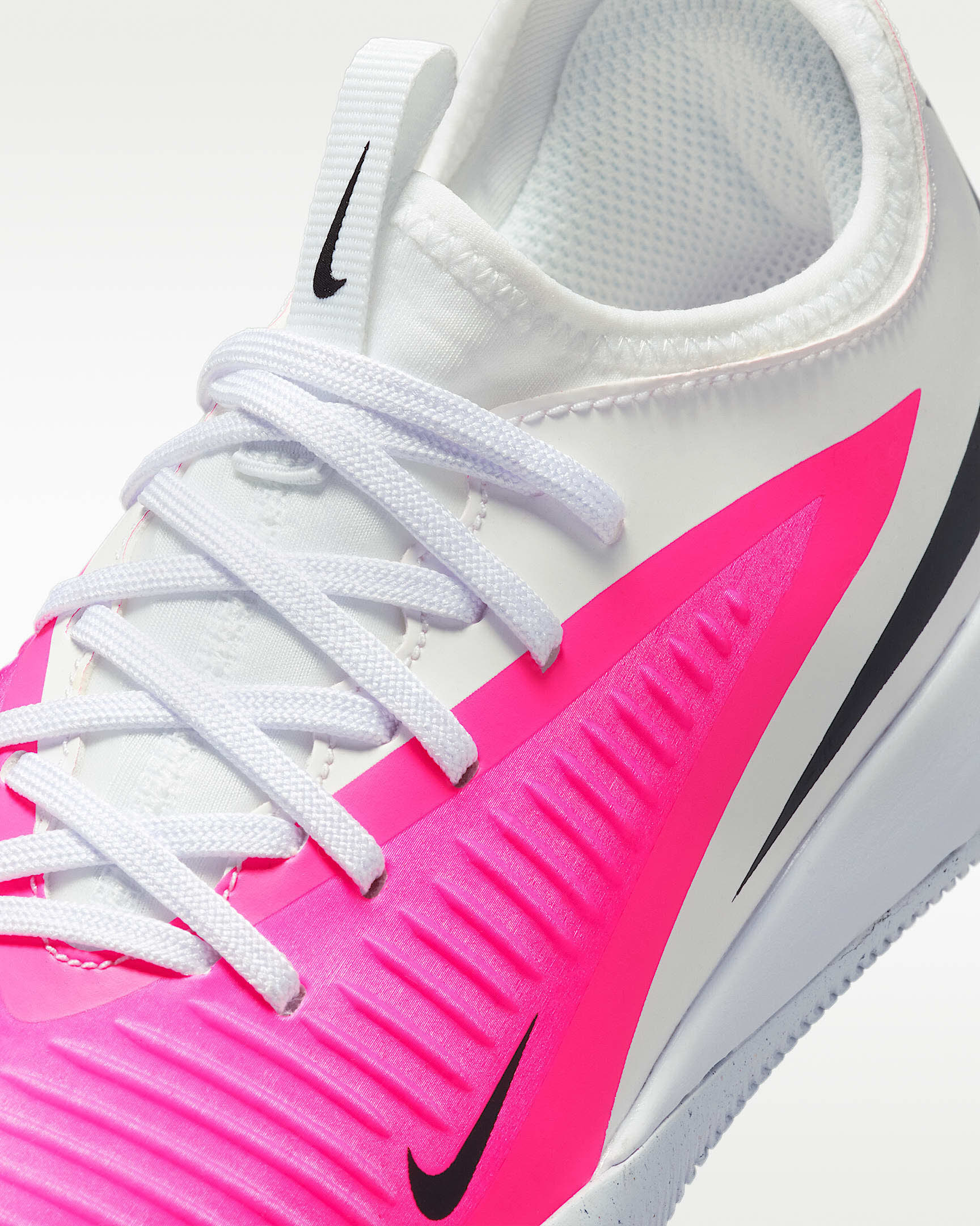 Nike Jr. Phantom 6 Low Academy Fußballschuh für Hallen- und Hartplätze (ältere Kinder)
