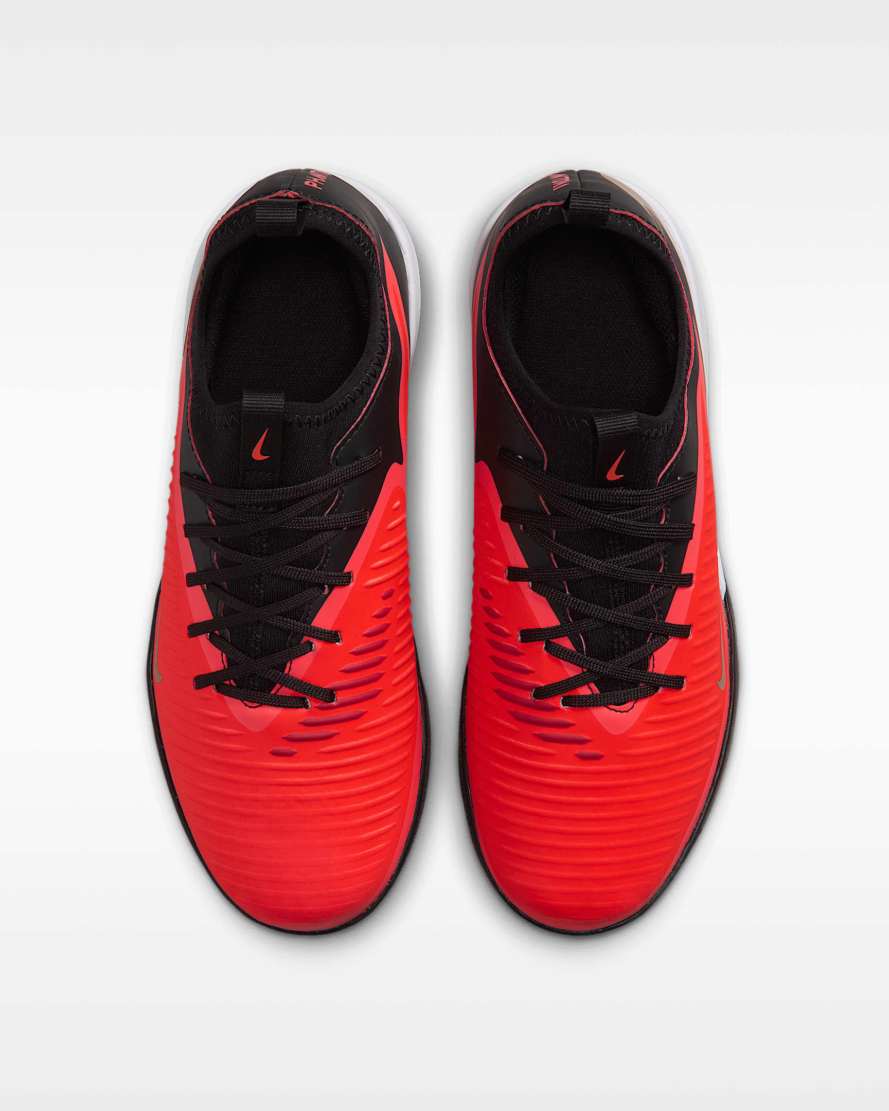 Nike Jr. Phantom 6 Low Academy Fußballschuh für Hallen- und Hartplätze für ältere Kinder