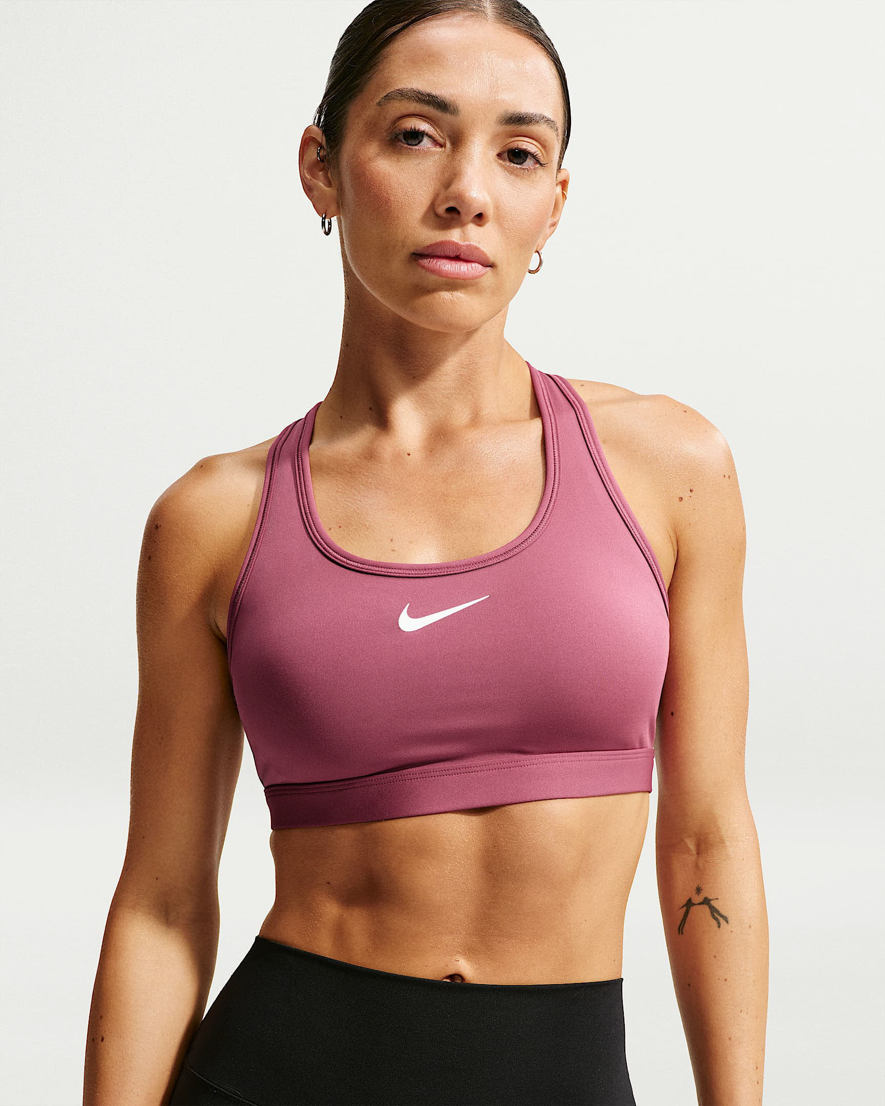 Nike Swoosh Gepolsterter Sport-BH mit mittlerem Halt