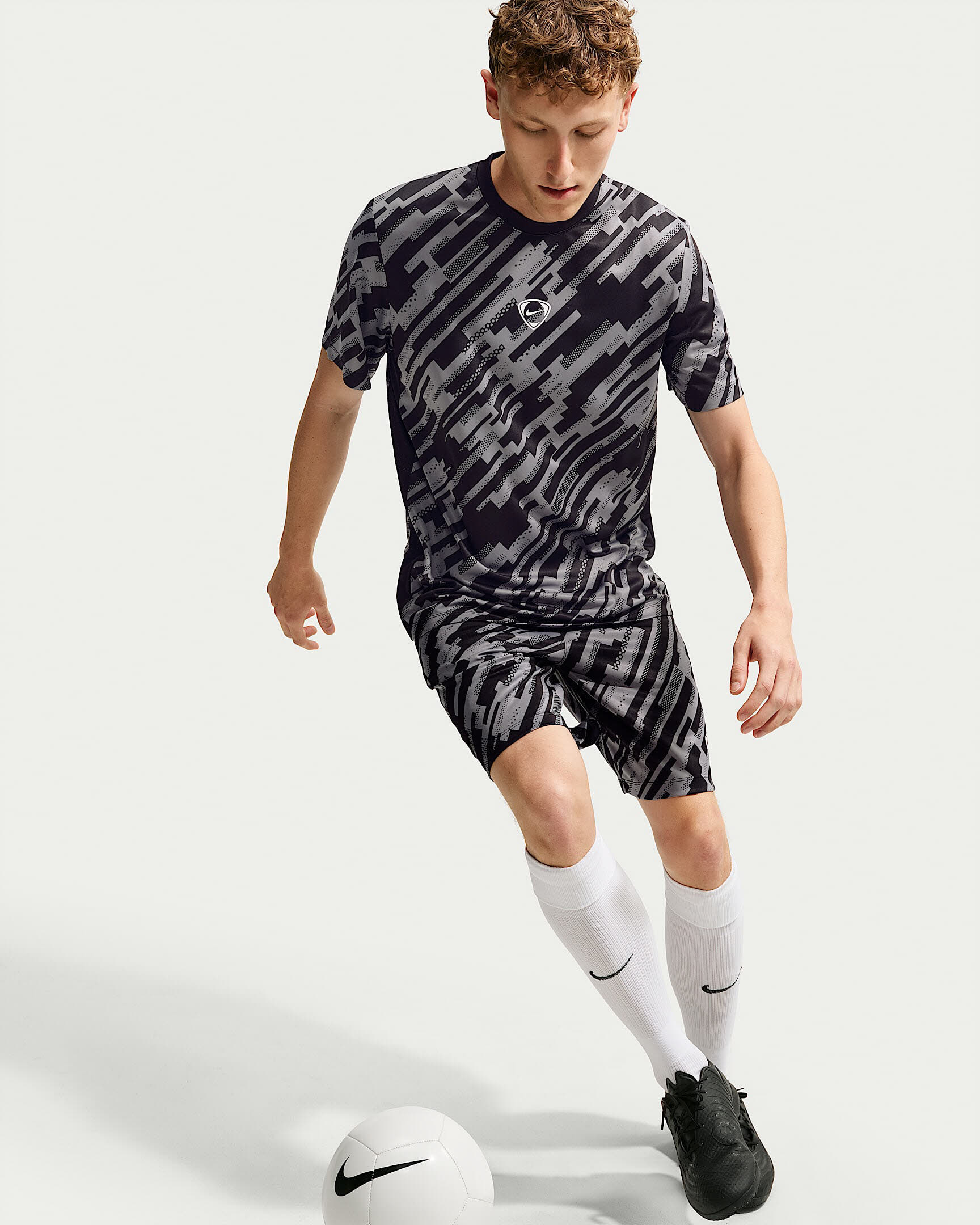 Nike Academy+ Dri-FIT Kurzarm-Fußballoberteil für Herren