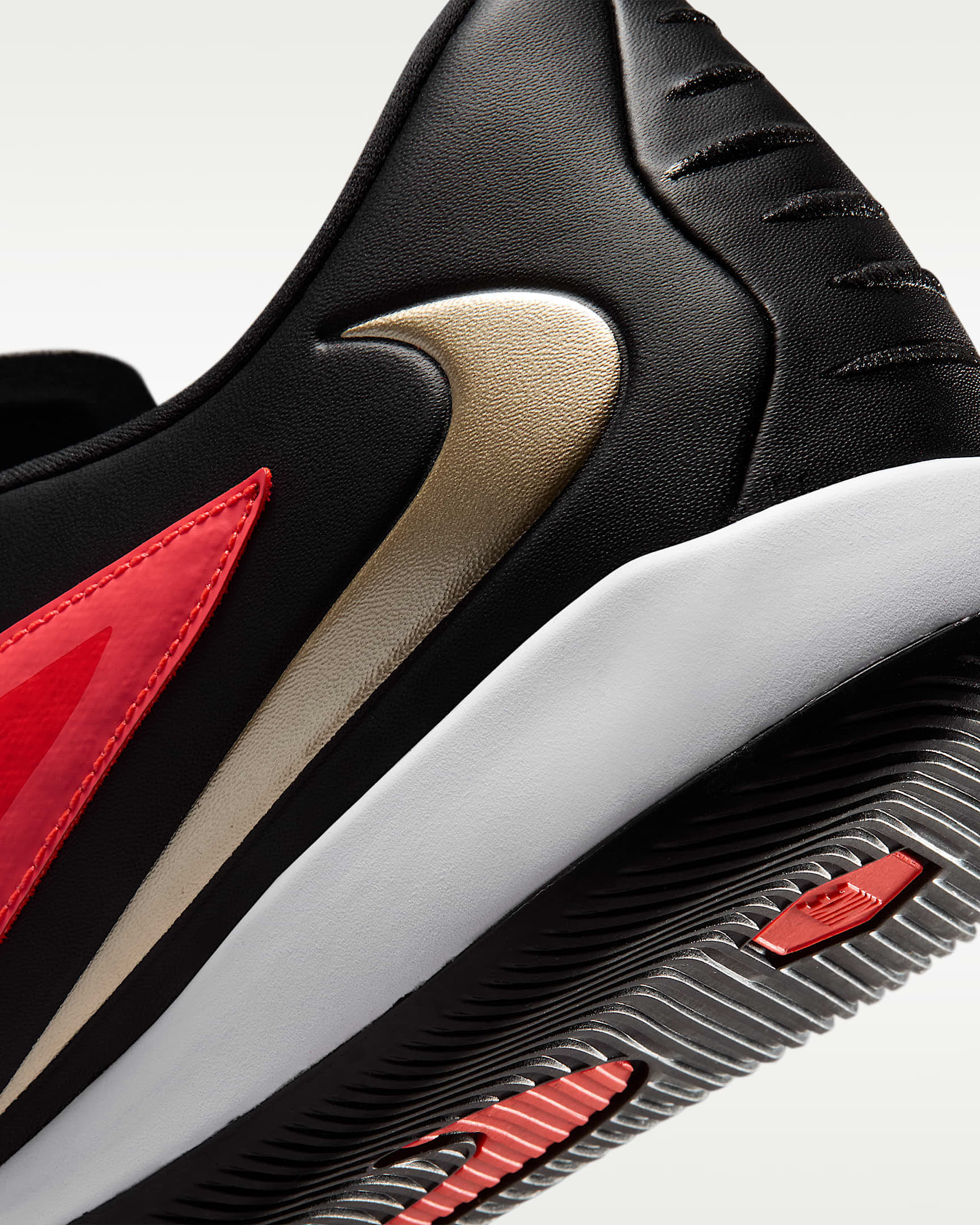 Nike Phantom 6 Low Academy Fußballschuh für Hallen- und Hartplätze