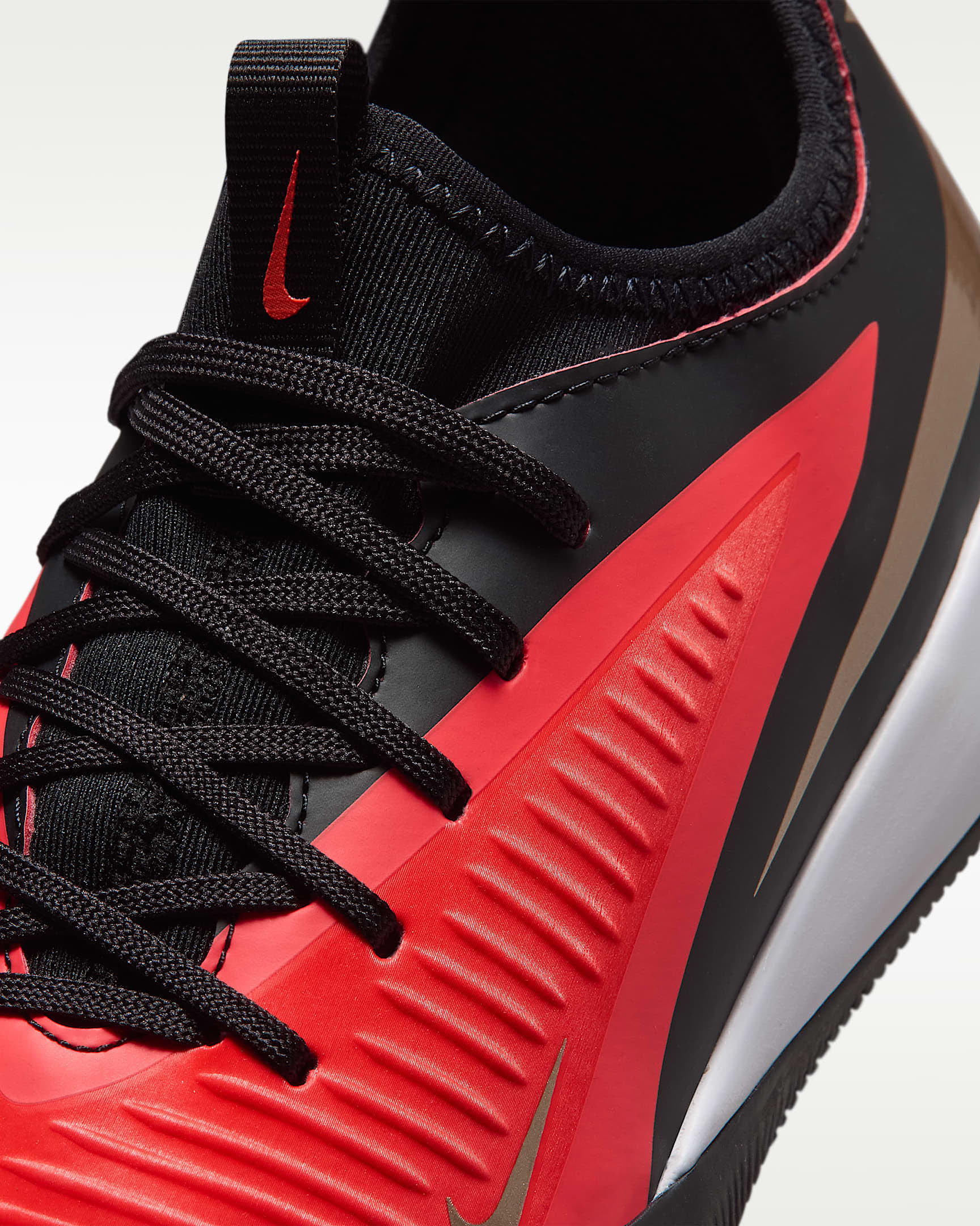 Nike Jr. Phantom 6 Low Academy Fußballschuh für Hallen- und Hartplätze für ältere Kinder