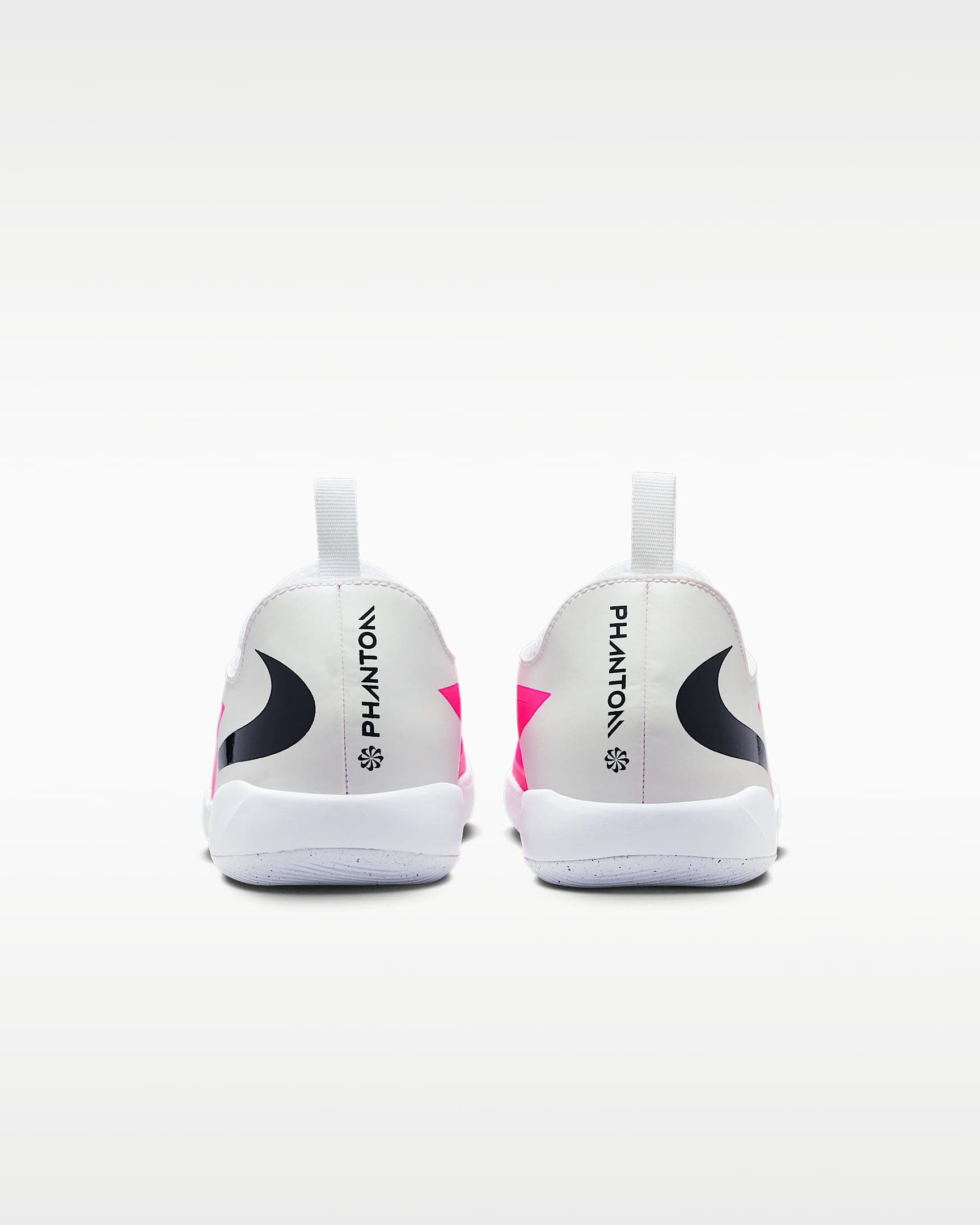 Nike Jr. Phantom 6 Low Academy Fußballschuh für Hallen- und Hartplätze (ältere Kinder)