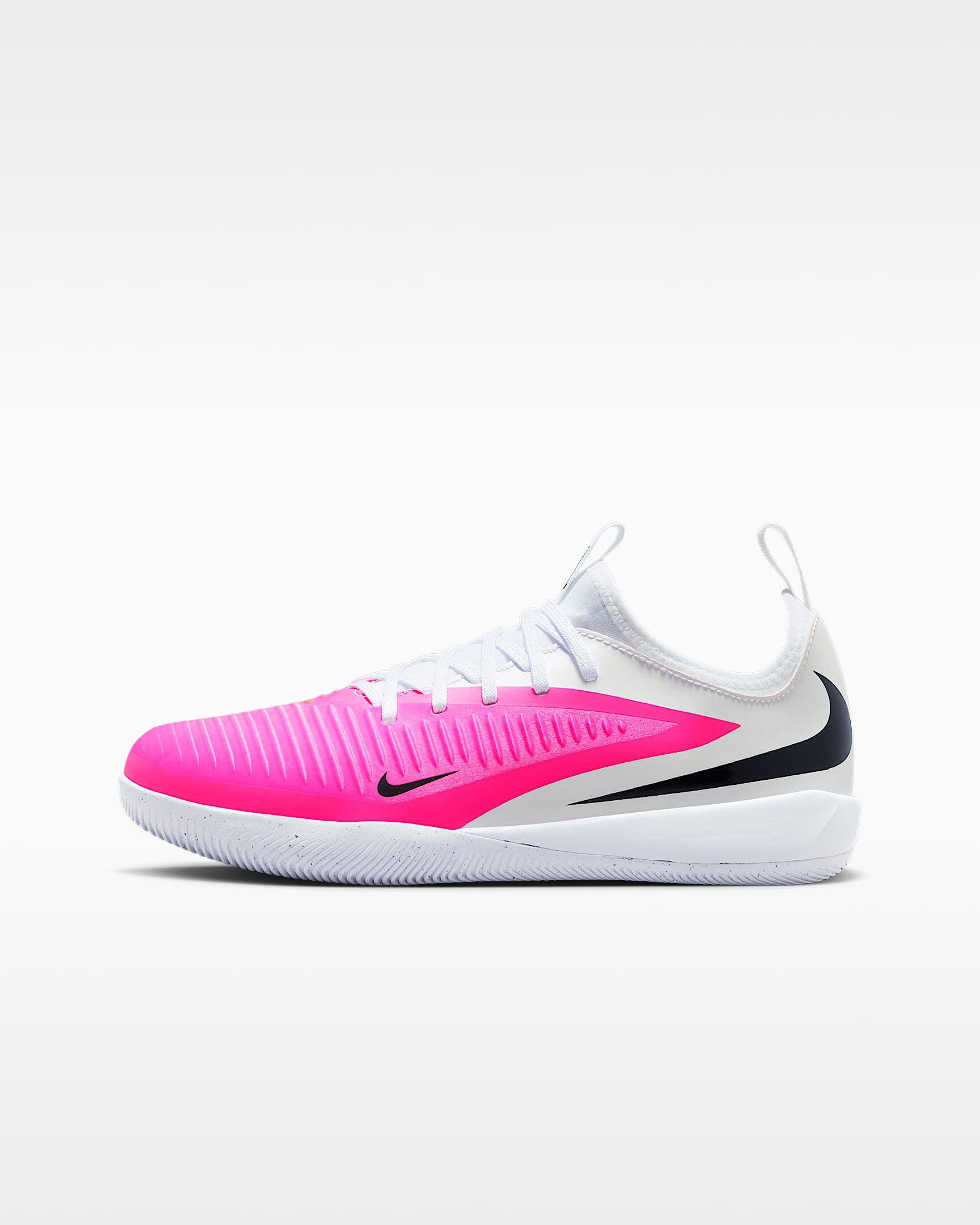 Nike Jr. Phantom 6 Low Academy Fußballschuh für Hallen- und Hartplätze (ältere Kinder)