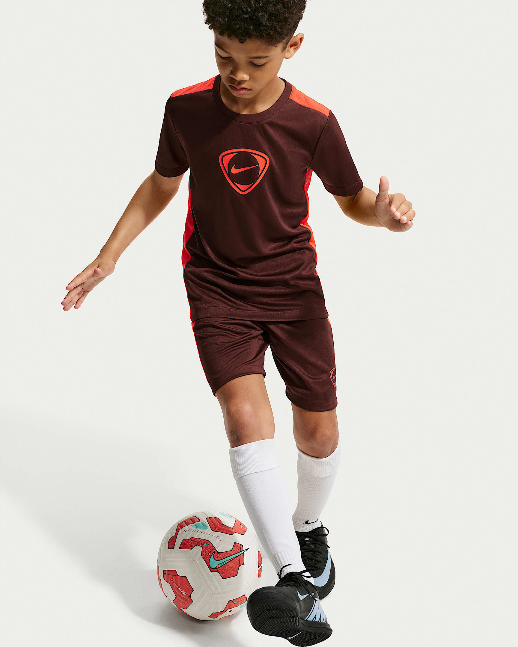 Nike Academy+ Dri-FIT Kurzarm-Fußballoberteil (ältere Kinder)
