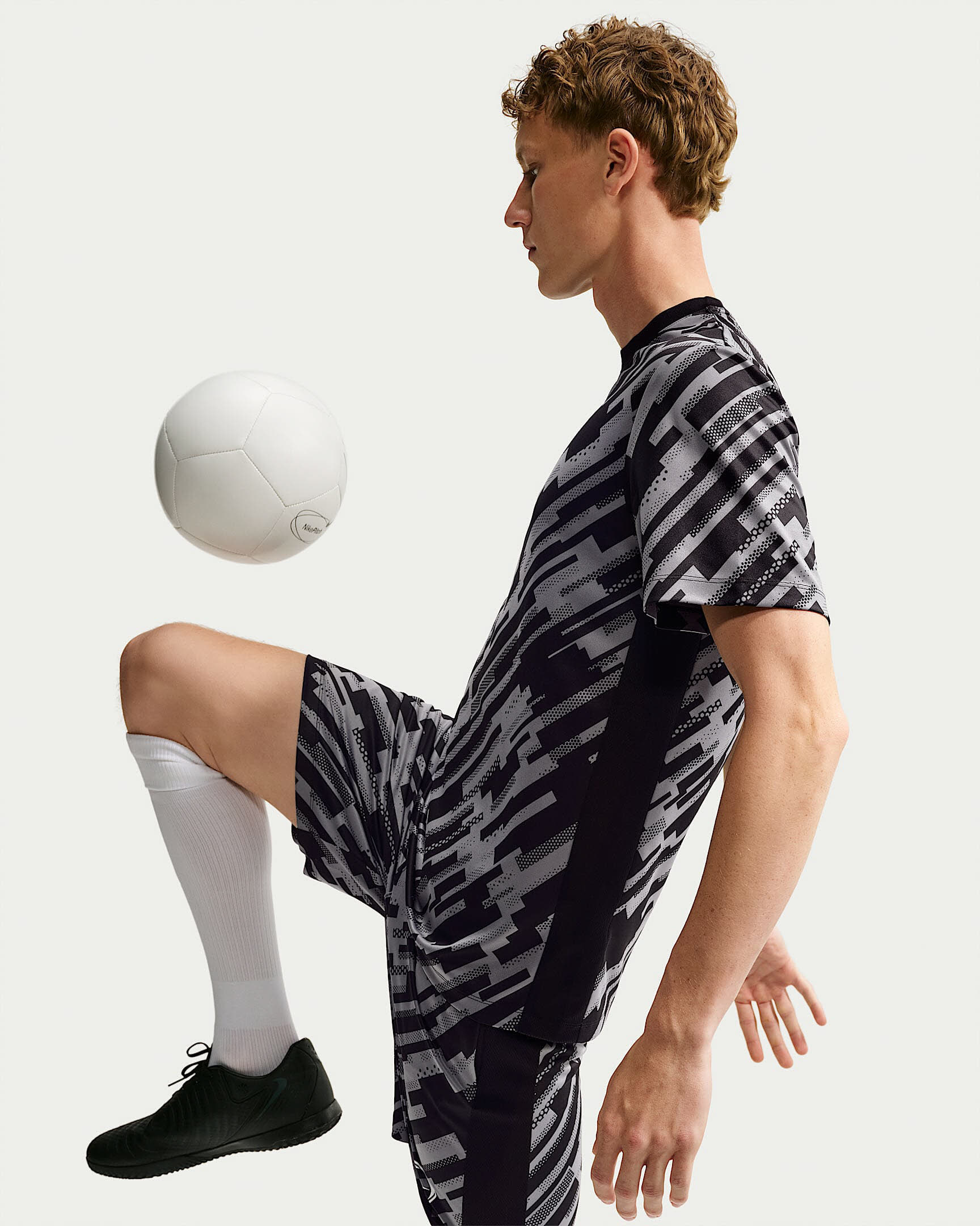 Nike Academy+ Dri-FIT Kurzarm-Fußballoberteil für Herren