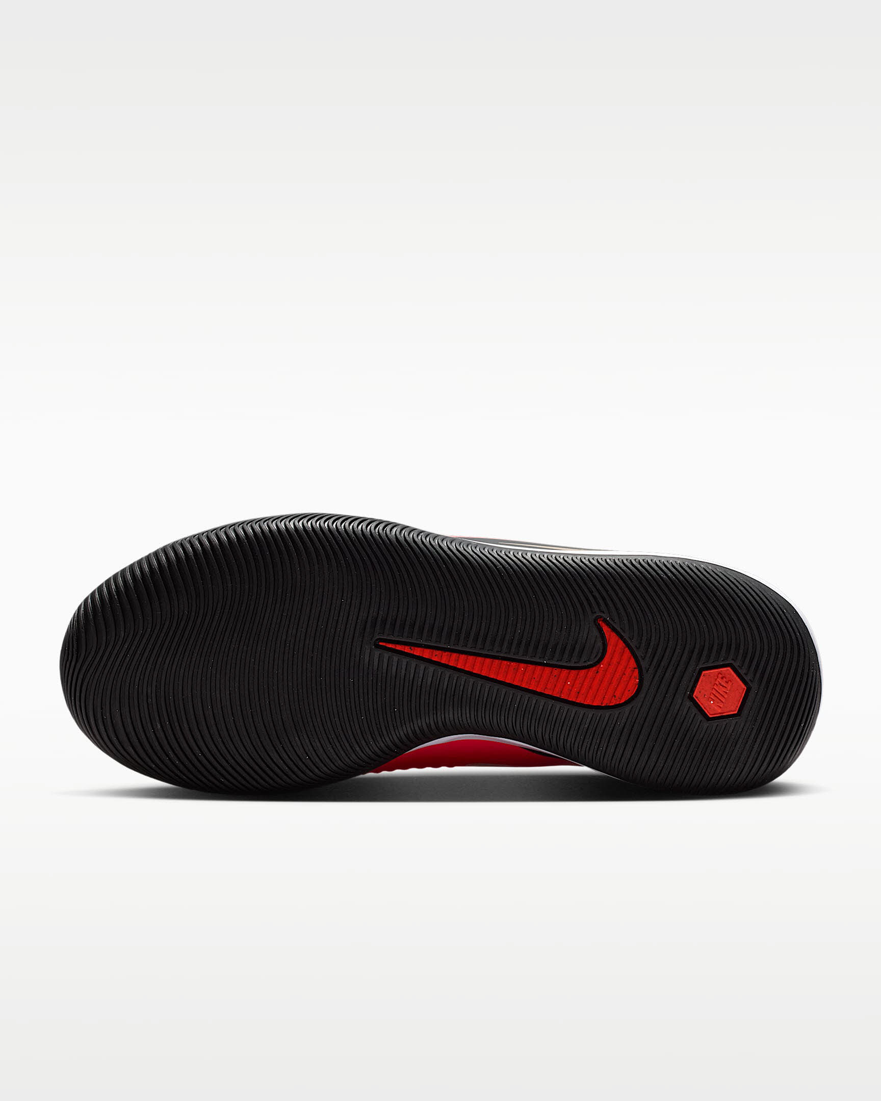 Nike Jr. Phantom 6 Low Academy Fußballschuh für Hallen- und Hartplätze für ältere Kinder