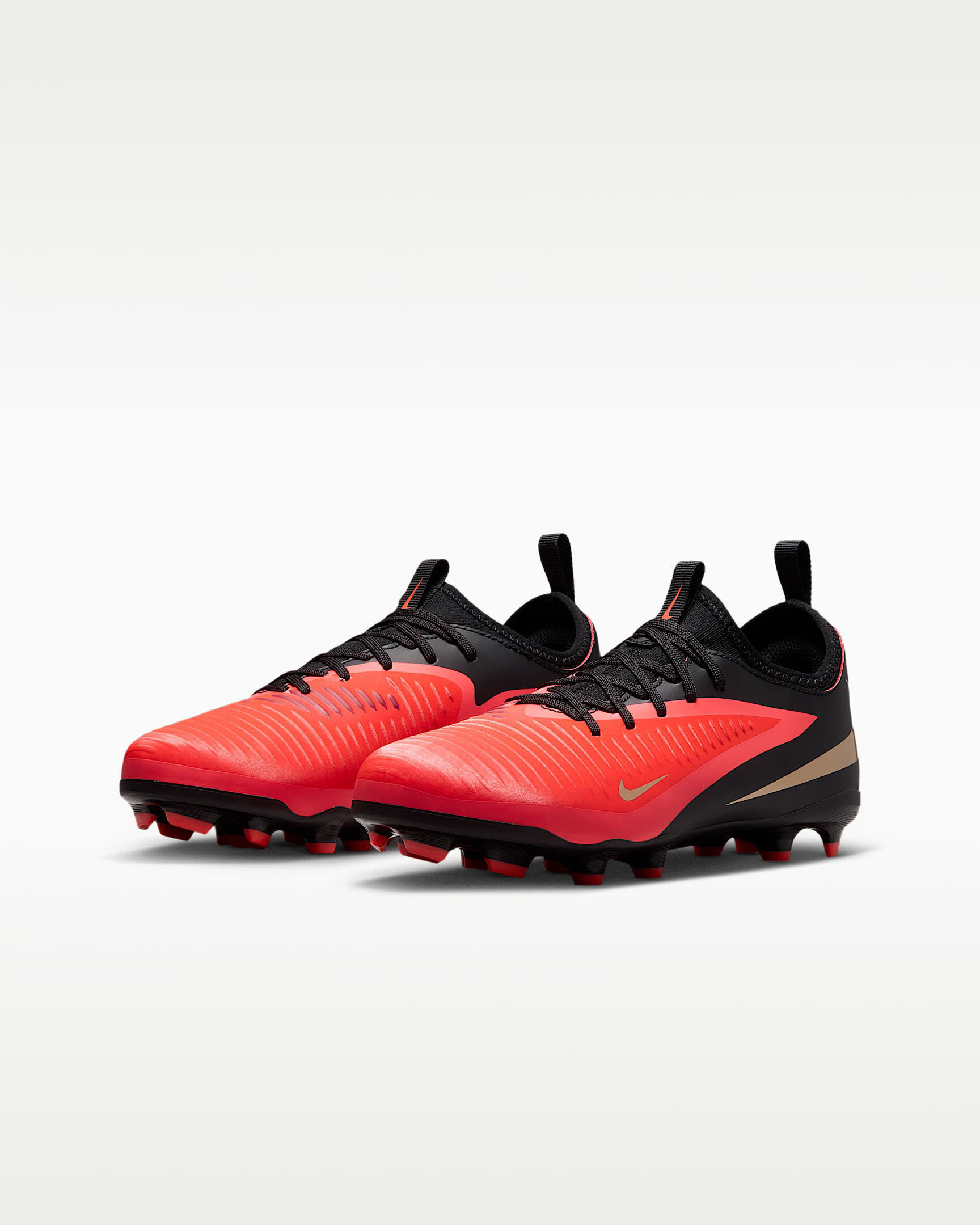 Nike Jr. Phantom 6 Low Academy Fußballschuh für verschiedene Böden für ältere Kinder