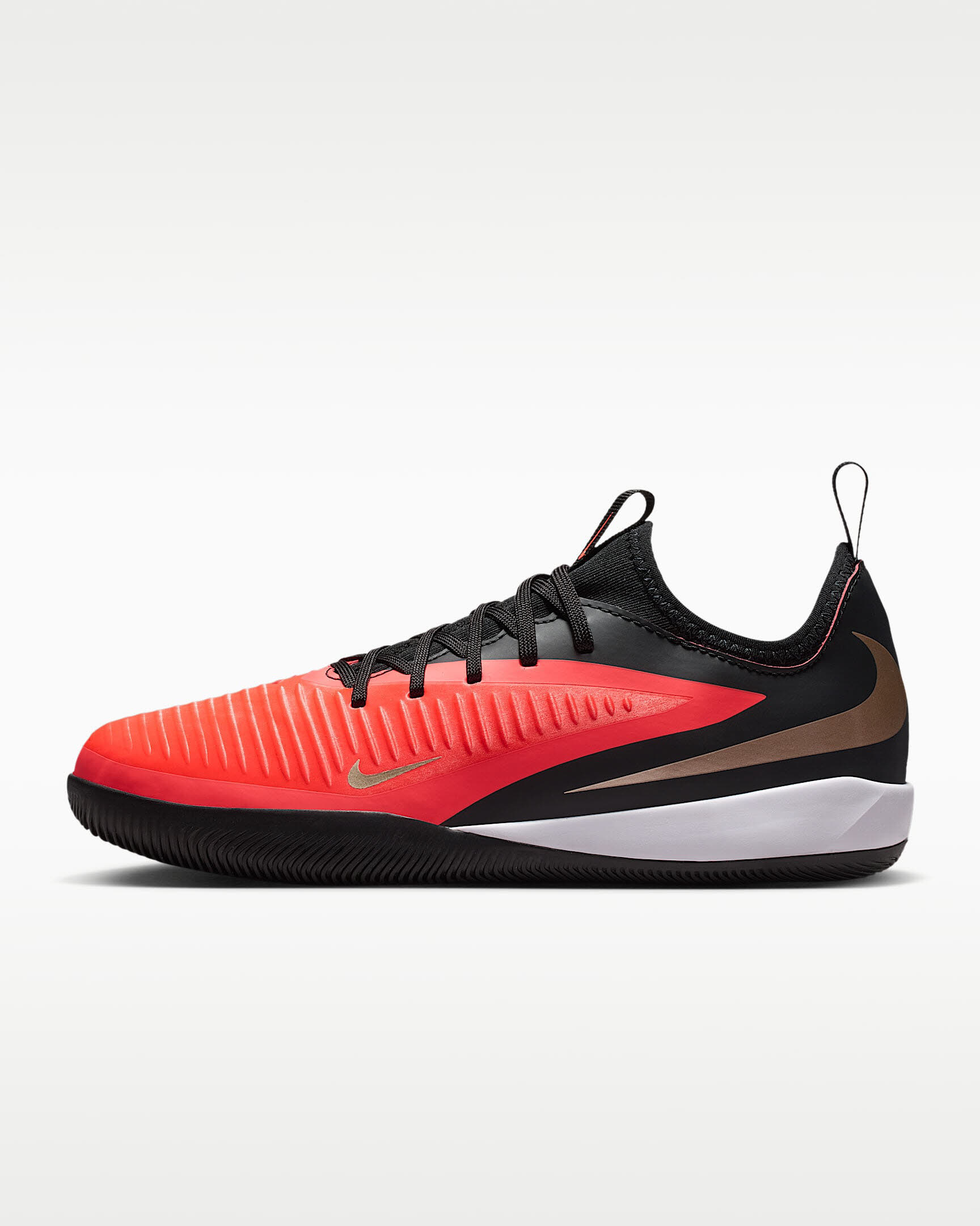 Nike Jr. Phantom 6 Low Academy Fußballschuh für Hallen- und Hartplätze für ältere Kinder