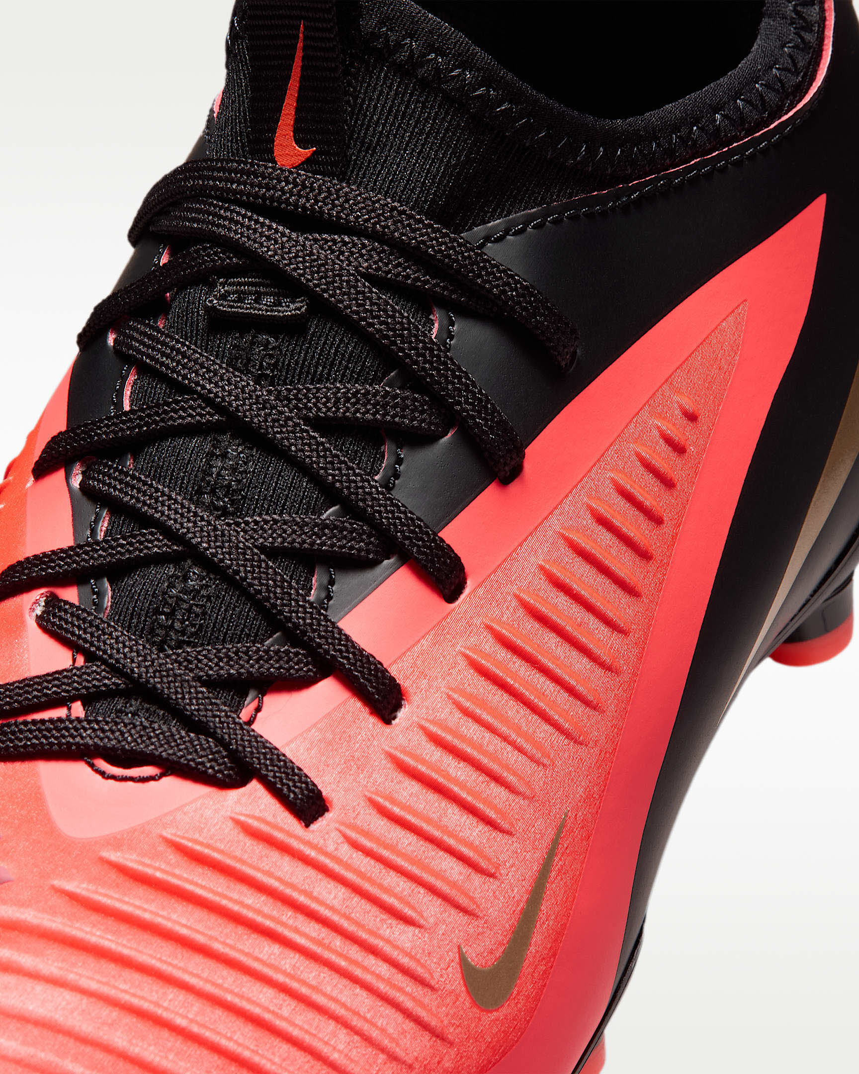 Nike Jr. Phantom 6 Low Academy Fußballschuh für verschiedene Böden für ältere Kinder