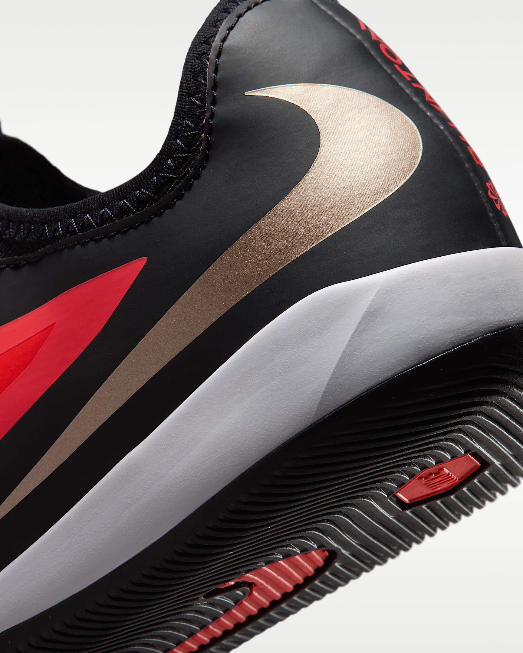 Nike Jr. Phantom 6 Low Academy Fußballschuh für Hallen- und Hartplätze für ältere Kinder