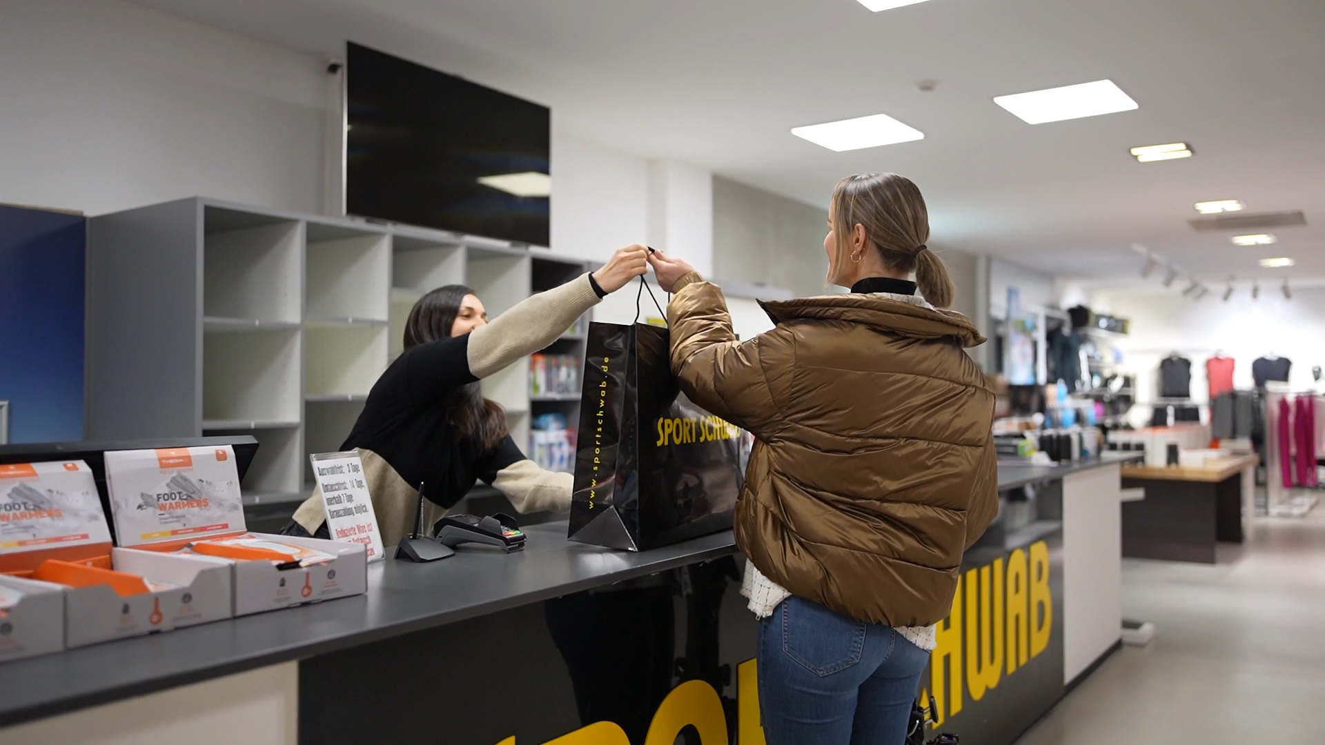 Sport Schwab Verkäuferin und Kundin
